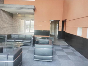 �@��Ƃ肠�郍�r�[�Ƀ\�t�@���ݒu����A�K���l��S�n�悭�}���鋤�p�X�y�[�X�ƂȂ��Ă��܂��B