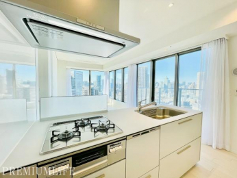 �@�傫�ȑ���������������ފJ���I�ȃL�b�`���B�s�S�̌i�F�𒭂߂Ȃ��痿�����y���߂܂��B