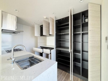 �@���[�ʖL�x�ȃJ�b�v�{�[�h�B�J�E���^�[�����ɂ́A���ъ��d�q�����W�Ȃǂ̉Ɠd���u���āA�L�b�`�������X�b�L���g�������ł��B