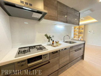 �@�����D���Ɋ�����3���R�����t���L�b�`��