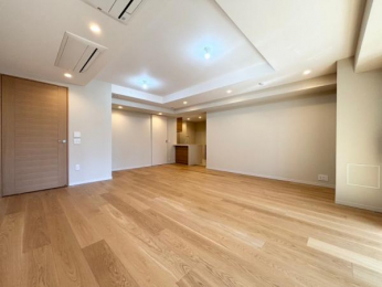 �@��18���̍L�X���r���O�V�䂪�����A�_�E�����C�g���������ɏƂ炵�Ă���܂��B