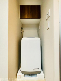 �@���ʏ��ɂ͐���@�u���ݒu�㕔�ɂ̓����h���[�p�i�����[�ł��܂��B