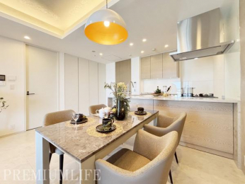 �@�Ƒ��̉�b�����R�ƒe�ށA���邭�J�������ӂ��_�C�j���O�X�y�[�X