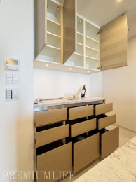 �@���[�L�x�Ŗ��邭�A�Ǝ������ɂ��z�����ꂽ�g������̗ǂ��J�b�v�{�[�h�����̃L�b�`��