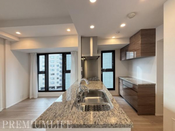 �@���[�L�x�Ŗ��邭�A�Ǝ������ɂ��z�����ꂽ�g������̗ǂ��J�b�v�{�[�h�����̃L�b�`��