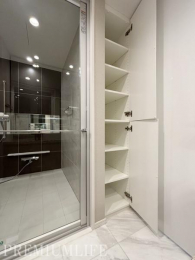 �@�L�x�Ȏ��[��������L�X���ʃX�y�[�X�ŁA�������萮�����K�ȕ�炵������