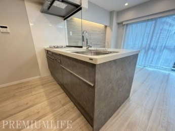 �@���[�L�x�Ŗ��邭�A�Ǝ������ɂ��z�����ꂽ�g������̗ǂ��J�b�v�{�[�h�����̃L�b�`��