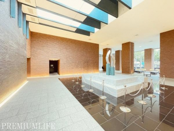 �@�����������f�U�C���ƍL����̂��郍�r�[��Ԃ��A�z�e���̂悤�ȏ㎿�������o���܂��B