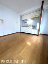 �@��������炩�Ȍ����������ށA�S�n�悳�ɕ�܂ꂽ�_�C�j���O