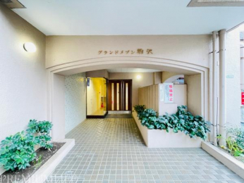 �@�΂̉f����G���g�����X�ł��o�}��