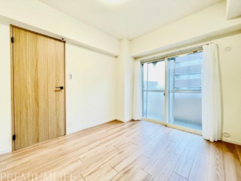 �@��5.8���̗m���x�b�h��f�X�N��u���Ă���Ƃ�̂��鎺��