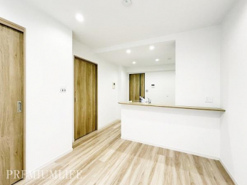 �@���������Ȃ����b�����₷���A�Ǝ������̗ǂ��Ζʎ��L�b�`���ł��B