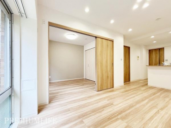 �@�����˂��J����ƁA4���m�������r���O�̉����Ƃ��čL���g���܂��B