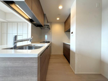 �@�Ɠd�z�u�A�H��ނ̎��[���ł���L�b�`���I��ݒu