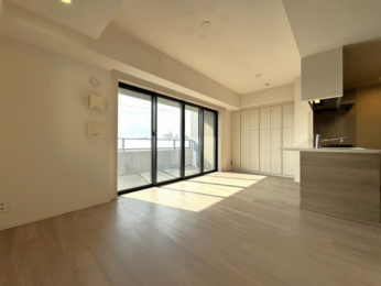 �@�C���e���A���f����V���v���ȑ���Ŏ����̃R�[�f�B�l�[�g�����R�Ƀ��C�A�E�g�\