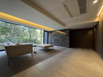 �@�΂̌����闎�����������r�[�ł��o�}��