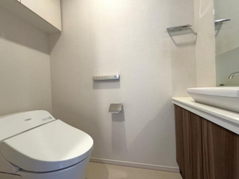 �@�E�H�V�����b�g�A���ʑ�t���g�C���A�㕔�ɂ̓g�C���p�i�����[�\