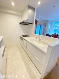 �@��l����ł���Ƃ肠��L�����m�ۂ����A���K�ȃL�b�`���X�y�[�X