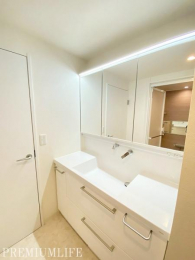 �@���̎x�x���X���[�Y�ɂł���L�������́B