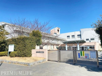 �@���̏o���w�Z�͓��̏o���w�Z�Ɨׂ荇���z�u�ŁA����{�݂��g�߂ɑ����Z���ƂȂ��Ă��܂��B