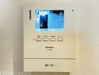 �@�ʘb�@�\�̔���������j�^�[�t���C���^�[�t�H���炪�����ė��q�������S