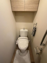 �@�E�H�V�����b�g�t���̃g�C���͏㕔�Ɏ��[����