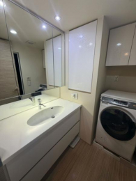 �@���ʏ��ɂ͐��ʑ�E�����h���[�X�y�[�X����A���̎x�x���X���[�Y��