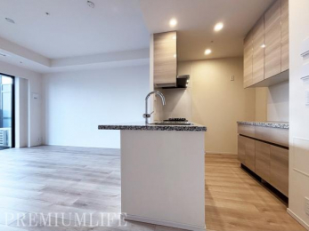 �@�Ζʎ��L�b�`���ŉƑ��Ɖ�b���y���݂Ȃ��痿��