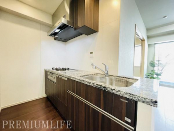 �@�Ζʎ��L�b�`���ŉƑ��Ƃ̉�b���y���݂Ȃ��痿�����ł���J���I�Ȑ݌v