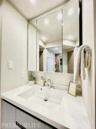 �@�f�U�C�����E�@�\���ɗD�ꂽ���ʉ��ϑ�ŁA���K�ɖ����̐g�x�x���B