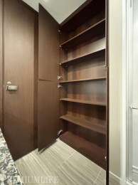 �@�L�x�Ȏ��[��������L�X���ʃX�y�[�X�ŁA�������萮�����K�ȕ�炵������