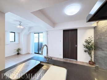 �@�Ζʎ��L�b�`���ŉƑ��Ɖ�b���y���݂Ȃ��痿��