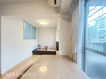 �@���s���̂��郊�r���O��ԁB�؂̎������₳�������͋C�����郊�r���O�B