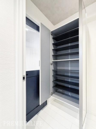 �@�L���ɑ�e�ʂ̃V���[�Y�{�b�N�X������A�C�⏬��������������[�ł��܂��B