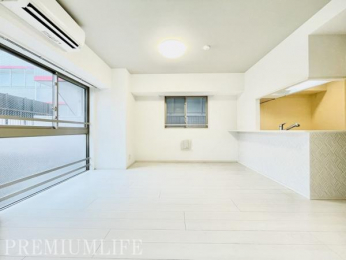 �@���邢����̎����ɁA�ؖڂ̃t���[�����O�����a�����i�ȃf�U�C��