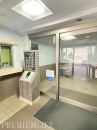 �@�Z�܂��̑���ۂƂȂ�G���g�����X�́A���S���̂���I�[�g���b�N�d�l