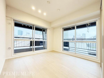 �@2�ʍ̌��Ŗ��邳���L���鋏���B�傫�ȑ����玩�R���������Ղ����܂�