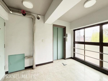 �@�G���x�[�^�[���ݒu����Ă���A�ו��̑��������K�ւ̈ړ������K�B