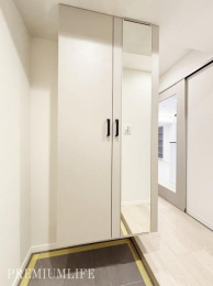 �@���Ɏp������������֎��[�ŁA���o�����O�̐g�����Ȃ݃`�F�b�N�����₷���d�l�B