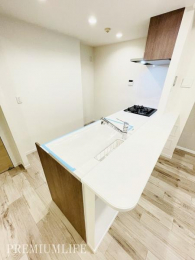 �@�R�~���j�P�[�V���������₷���A�J�����̂���J�E���^�[�L�b�`���B�Ƒ���F�l�ƐH�������鎞���A�݂�Ȃŉ�b���Ȃ��痿�����邱�Ƃ��ł��܂��B 