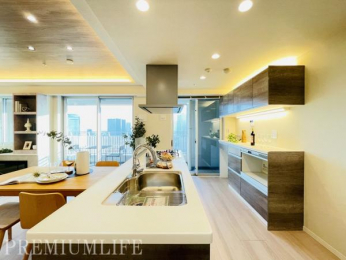 �@���[�L�x�Ŗ��邭�A�Ǝ������ɂ��z�����ꂽ�g������̗ǂ��J�b�v�{�[�h�����̃L�b�`��