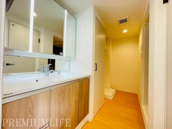 �@�g������̗ǂ��L�X���ʃX�y�[�X�ŁA�������萮�����K�ȕ�炵������