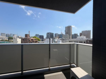 �@�X���݂��L����A�J���I�Ȓ��]�B