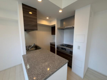 �@���p���̂���L�b�`���ŁA���������₷���I�m���ȃV���N�ƒ����ꂪ���ꂽ�݌v�B