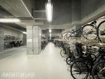 �@�~�n���̒��֏�ŁA�J�̓��ł����]�Ԃ�G�炳���ۊǂł��܂��B�i�󂫗v�m�F�j