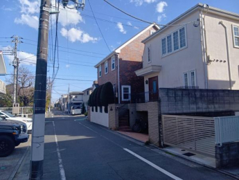 �@�u�����w�Z����p�n��v�ɗ��n���A�Â��ŗ����������Z���B