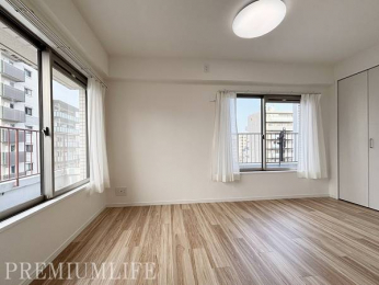 �@2�ʍ̌��Ŗ��邢�������������Ղ荷�����ށA�S�n�悳�ɕ�܂ꂽ���K�ȗm��