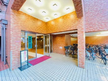 �@�o����̂��₷���G���g�����X�B�x�@���񏊂ɂ��A�h�Ɩʂɂ��z������Ă��܂��B