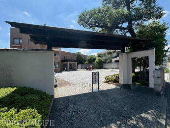 �@�����K���O�ǂɈ͂܂ꂽ��p�|�[�`�t���œƗ����̍������ցB�v���C�o�V�[���������A������������ۂ̏Z�˓����ł��B