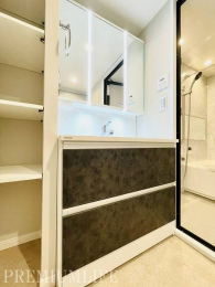 �@�L�x�Ȏ��[��������L�X���ʃX�y�[�X�ŁA�������萮�����K�ȕ�炵������